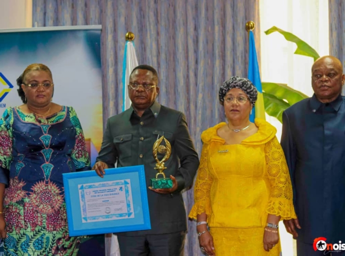 RDC : POUR SA CONTRIBUTION FINANCIERE À L'EFFORT DE GUERRE, L'OGEFREM PAR SON DG REÇOIT UN TROPHÉE DE LA PAIX